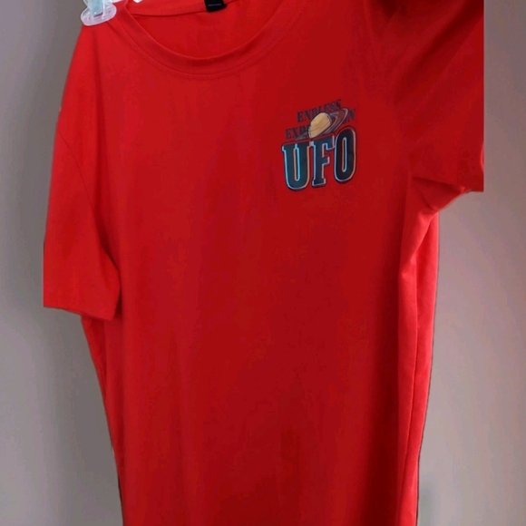 Cosmic Space Bright Red Men's T-shirt Sz Med UFO Alien Retro Rad Flying Saucer - Picture 1 of 7